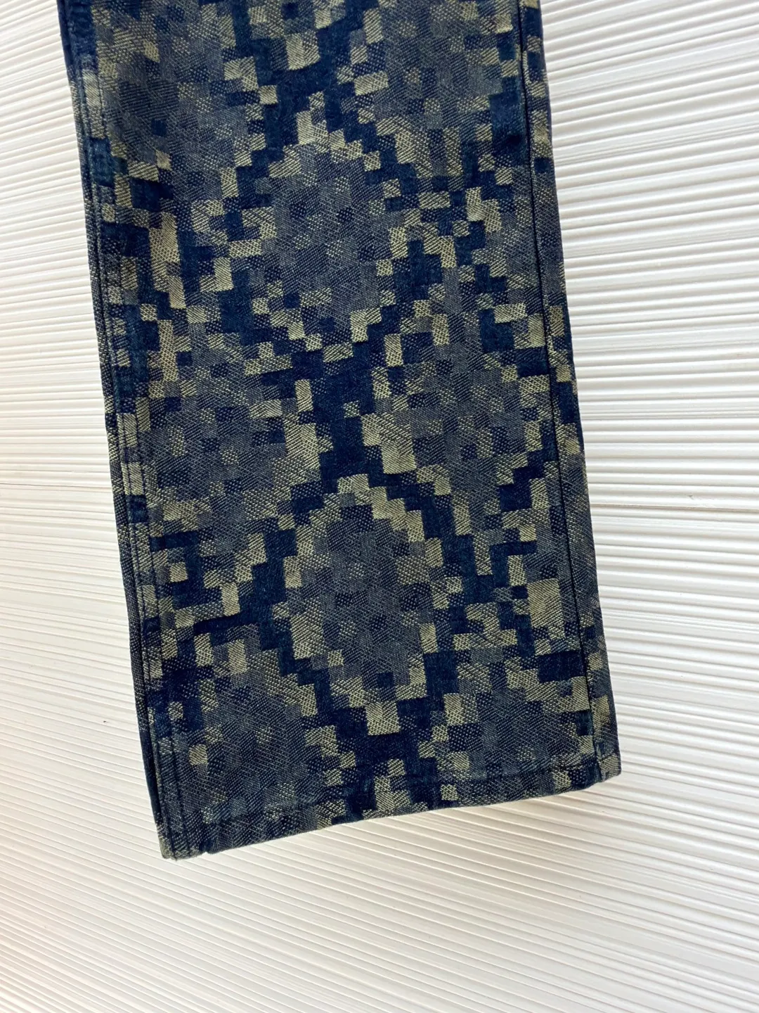 LOUIS VUITTON snake-print jeans ●Original version: Purchased and developed by 16205 ●Item number: 1681013-B55 ●Fabric: denim fabric ●Technology: Distressed production ●Version: fitted version ●Weight: about 885 grams ●Size: 28-30-32-34-36 ●Description: Customized Snakoflage denim for the spring and summer show by Pharrell The Damoflage pattern written by Williams is transformed into a pixel-effect snake jacquard. The customization cycle is 25 days. The whole body is fixed and counter-cut, including the back pocket splicing, which is fully aligned with the body. It is made of artificial pearls with a pure copper distressed base. The leather tag on the back waist is made of suede and has a high-temperature embossed checkerboard Fei Dong logo. The overall wiring is straight and delicate, the fabric is comfortable and soft, and the color is consistent without color difference. It can be matched with the same style to create a fashionable look and control various occasions. Customized accessories, complete with three standards, same style for men and women!